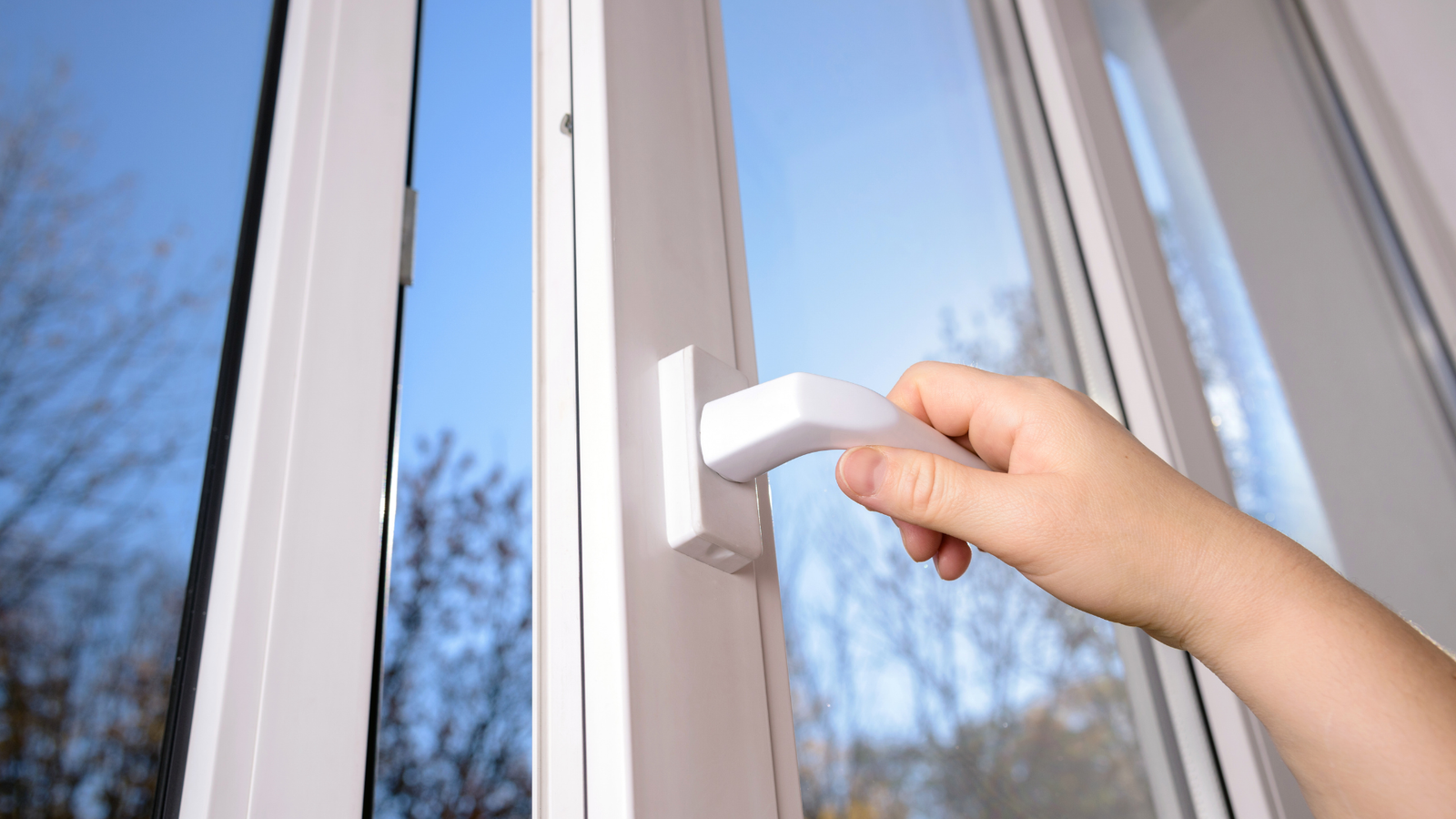 Porta d’entrada de PVC Deceuninck amb panell Indupanel