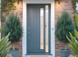 Porta d’entrada de PVC Deceuninck amb panell Indupanel
