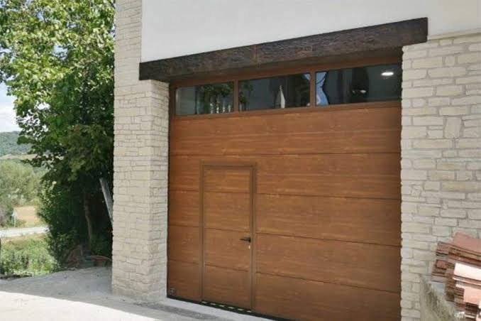 Porta d’entrada de PVC Deceuninck amb panell Indupanel